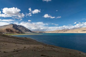 Fototapeta na wymiar the gorgeous Tso Moriri Lake is one of the most beautiful sites of the Ladakh region. Nestled in the Changthang Valley