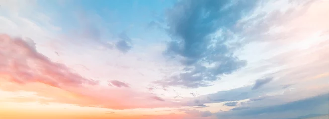Foto op Plexiglas Hemelsblauw Mooie zonsonderganghemel. Natuur hemel achtergronden.