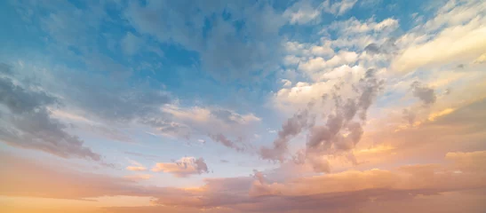 Foto op Plexiglas Mooie zonsonderganghemel. Natuur hemel achtergronden. © Inga Av