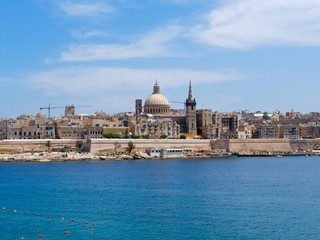 Fototapeta na wymiar Beautiful panorama of the sea and the city of Valletta. Malta.