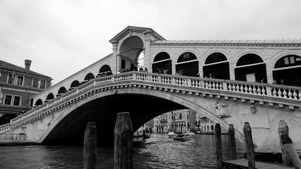 Black and white photo of Rialto Bridge taken in the beautiful city of Venice, Italy - obrazy, fototapety, plakaty