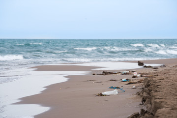 Plastikmüll und Verpackungsmüll am Strand