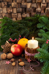 Kerze und rustikale Dekoration