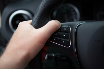 Obraz premium hand of man driving a car