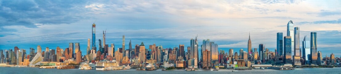Fototapeta na wymiar Manhattan Skyline Panoramic View at Sunset, New York City