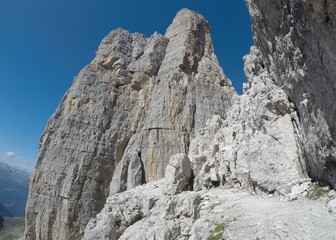 Fototapeta na wymiar Le dolomiti di Brenta, paesaggio delle Dolomiti e delle Bocchette Centrali