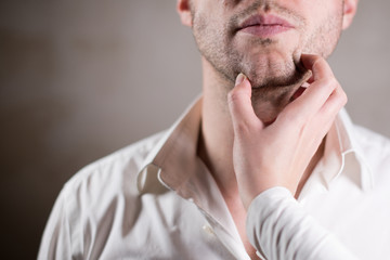 Obraz premium the girl grabbed the man s face, he stands calmly