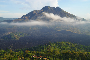 Der Vulkan Gunung Batur auf der Insel Bali morgens im Dunst vom Kraterrand aus aufgenommen © HPW