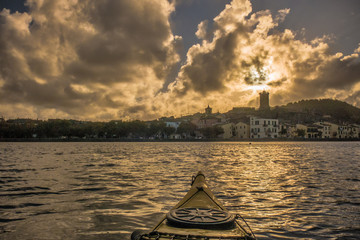 Fototapeta na wymiar Escursione in kayak sul lago di Bolsena