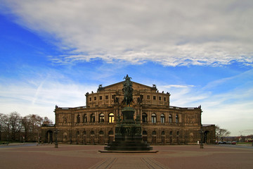Fototapeta na wymiar Semperoper Dresden und Theaterplatz ohne Menschen