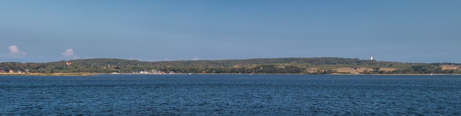 Fototapeta premium Panorama Ausblick von der Fähre zum Leuchtturm Dornbusch auf der Insel Hiddensee