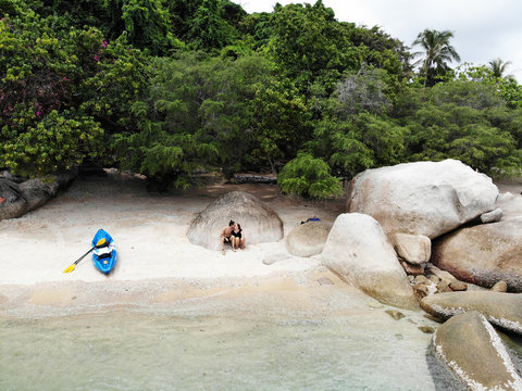 couple kiss beach