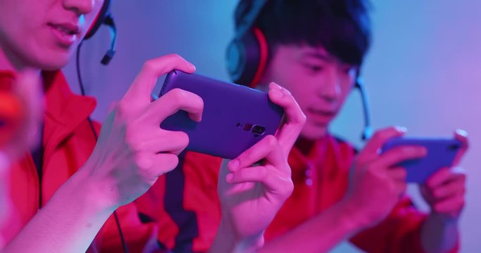 esport gamers play 5g smartphone