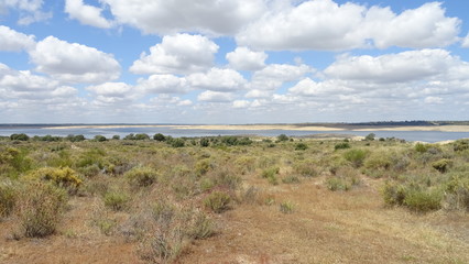 panorama Stausee im Herbst mit malerischen Wolken