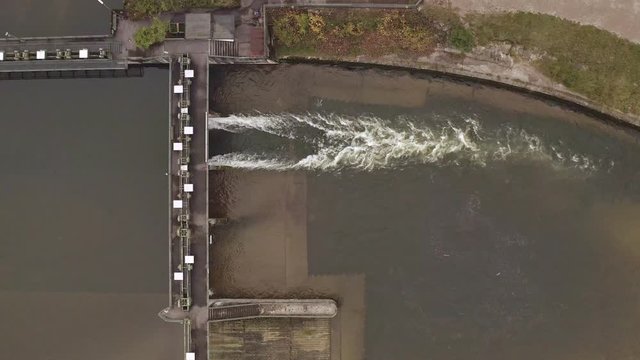 Ein Wehr an der Isar im Herbst von oben mit flie&szlig;endem Wasser