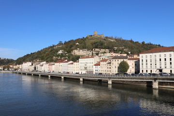 Fototapeta na wymiar Vue de la ville de Vienne au bord du fleuve Rhône - Département Isère - France