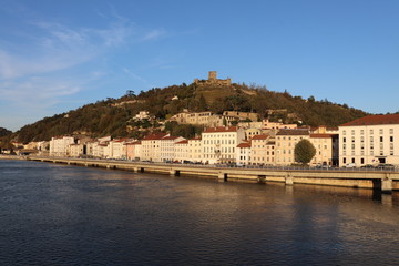 Vue de la ville de Vienne au bord du fleuve Rhône - Département Isère - France