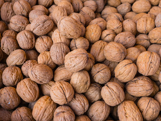frische Wallnüsse auf einem Wochenmarkt Hintergrund, Juglans regia