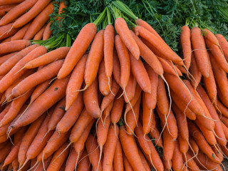 frische M&ouml;hren , Karotten mit Gr&uuml;n auf einem Wochenmarkt