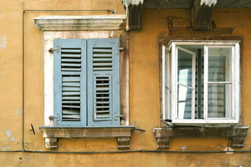 Fototapeta na wymiar Two old windows.