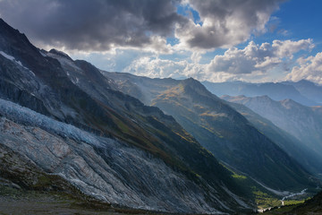Obraz premium Wonderful views of the mountains in the Swiss Alps with backpackers. 
