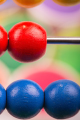 Abakus - bunte Kugeln - Symbolfoto für Bildung und Mathematik