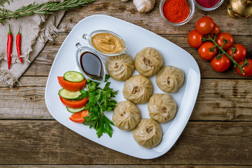 buuzi on plate on wooden table