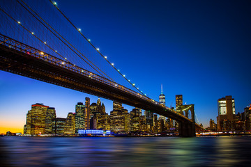 Fototapeta na wymiar Ponte di Brooklyn e Downtown Manhattan