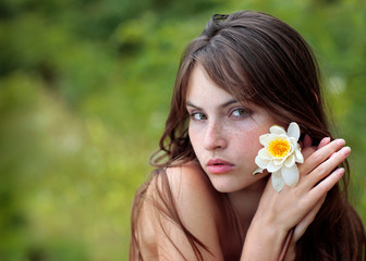 Obraz na płótnie Canvas Portrait of a pretty girl with a flower
