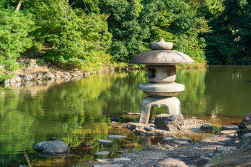 日本庭園の石灯籠