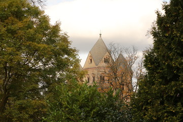 Blick auf die Klosterkirche der Benediktinerabtei Maria Laach in der Eifel