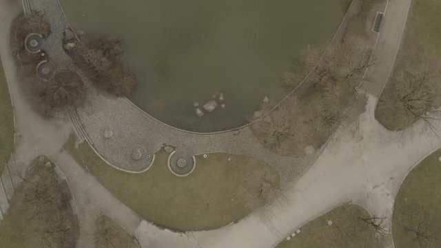 Ein Flug &uuml;ber den Westpark von M&uuml;nchen mit einem Aufschwenk 
