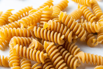 Fusilli, tipica pasta italiana su fondo bianco