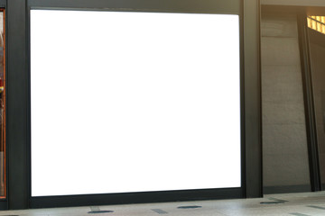 Fototapeta premium Blank white mock up of horizontal billboard