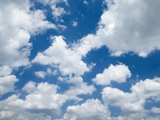 初夏の青空と雲