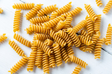 Fusilli, tipica pasta italiana su fondo bianco