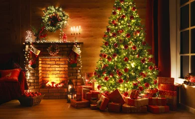 Dekokissen innen weihnachten. magischer leuchtender Baum, Kamin, Geschenke im Dunkeln © JenkoAtaman