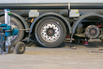 Fototapeta na wymiar Taller de reparacion de neumaticos de camion