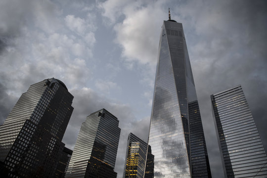 One World Trade Center di notte con le nuvole