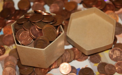 Centesimi di Euro su banconote - salvadanaio