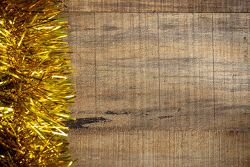 festone dorato su tavola di legno spazio copyspace
