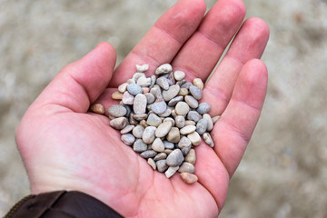 sosteniendo piedras en una mano