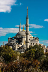 Fototapeta na wymiar great view of the blue mosque of istanbul during the day and with scattered clouds