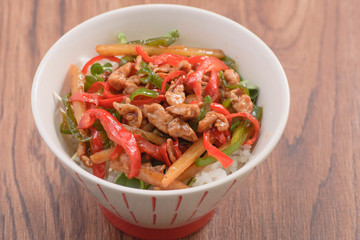 チンジャオロース丼