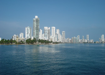 Fototapeta na wymiar Panoramica de la ciudad con sus edificios desde el mar en Colombia 