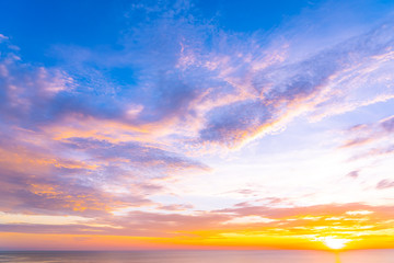 Obraz premium Beautiful outdoor tropical nature landscape of sea beach at sunrise or sunset time