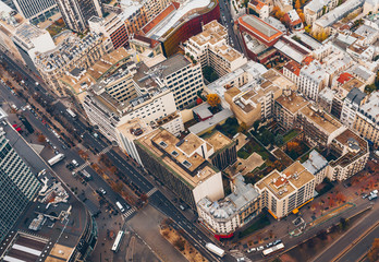 Fototapeta premium Lotnicza panorama Paryża późną jesienią z wieży Maine-Montparnasse o zachodzie słońca.
