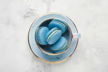 Foto op Plexiglas Beker met smakelijke macarons op witte achtergrond © Pixel-Shot