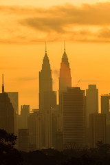 Obraz premium beautiful scenery kuala lumpur city skyline with sunrise background