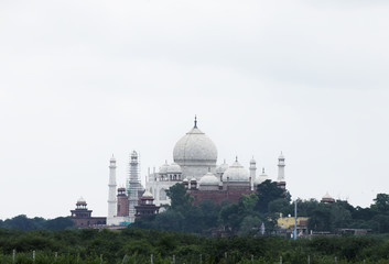 Fototapeta na wymiar インド　タージマハルのある風景